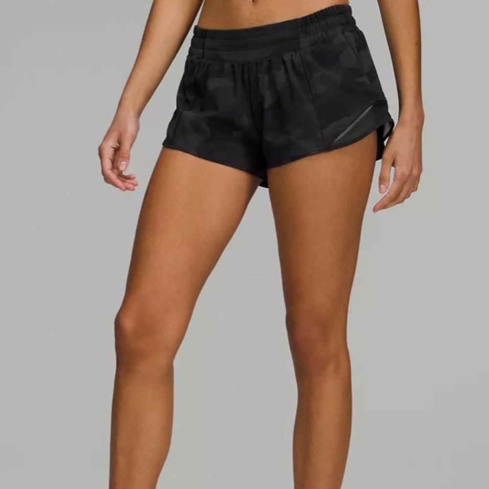 Lululemon Hotty Hot 2.5” Size 4 in Black Camo!